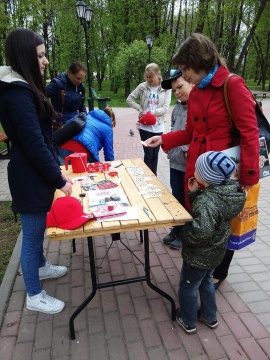 Акцию "Красный квест" провели волонтеры в Кремлевском парке