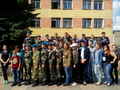 Участники областного слета военно-патриотических клубов, активистов военно-патриотического движения направились к месту проведения мероприятия