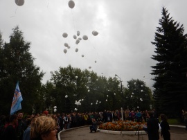 Участники акции "Мы против террора!" выпустили в небо белые шары в память о погибших от рук террористов