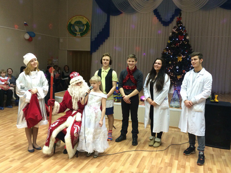Новогодние ёлки для обучающихся Панковской школы провели  бойцы студенческого педагогического отряда "LIFE"