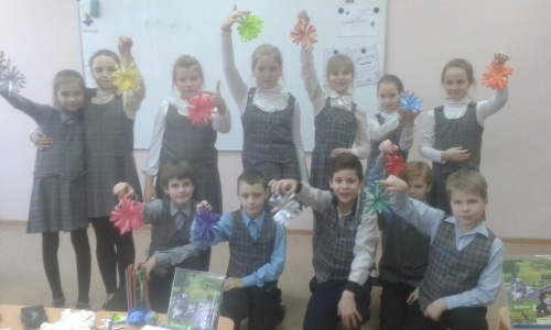 Мастер-класс по изготовлению новогодней игрушки дали обучающимся кандидаты в бойцы СПО "Самовар"