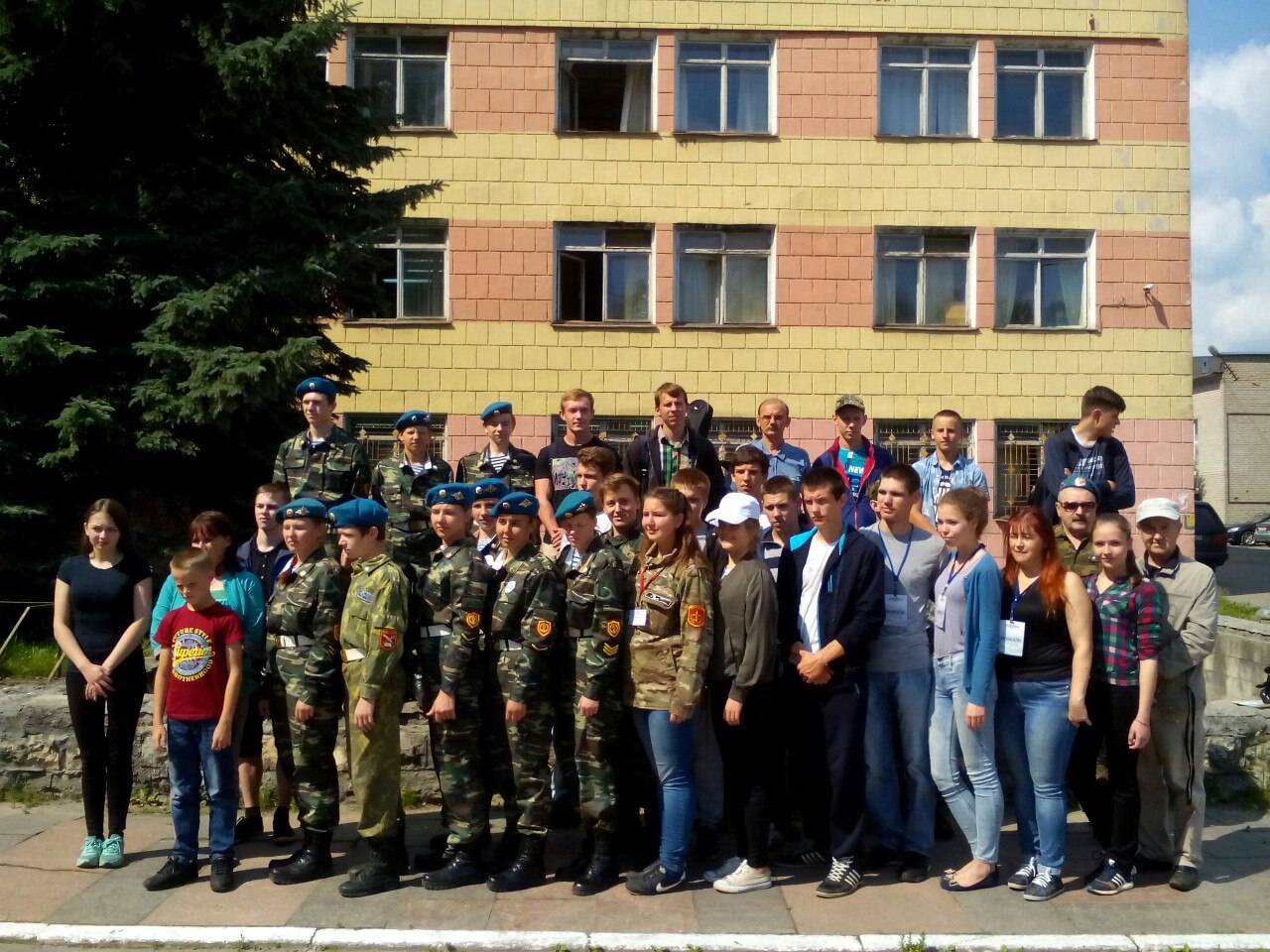 Участники областного слета военно-патриотических клубов, активистов военно-патриотического движения направились к месту проведения мероприятия