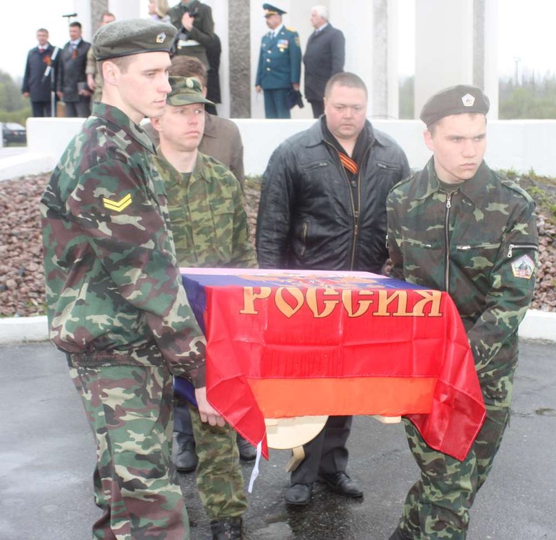 Торжественная церемония захоронения останков советских солдат прошла на воинском мемориале в д. Мясной Бор