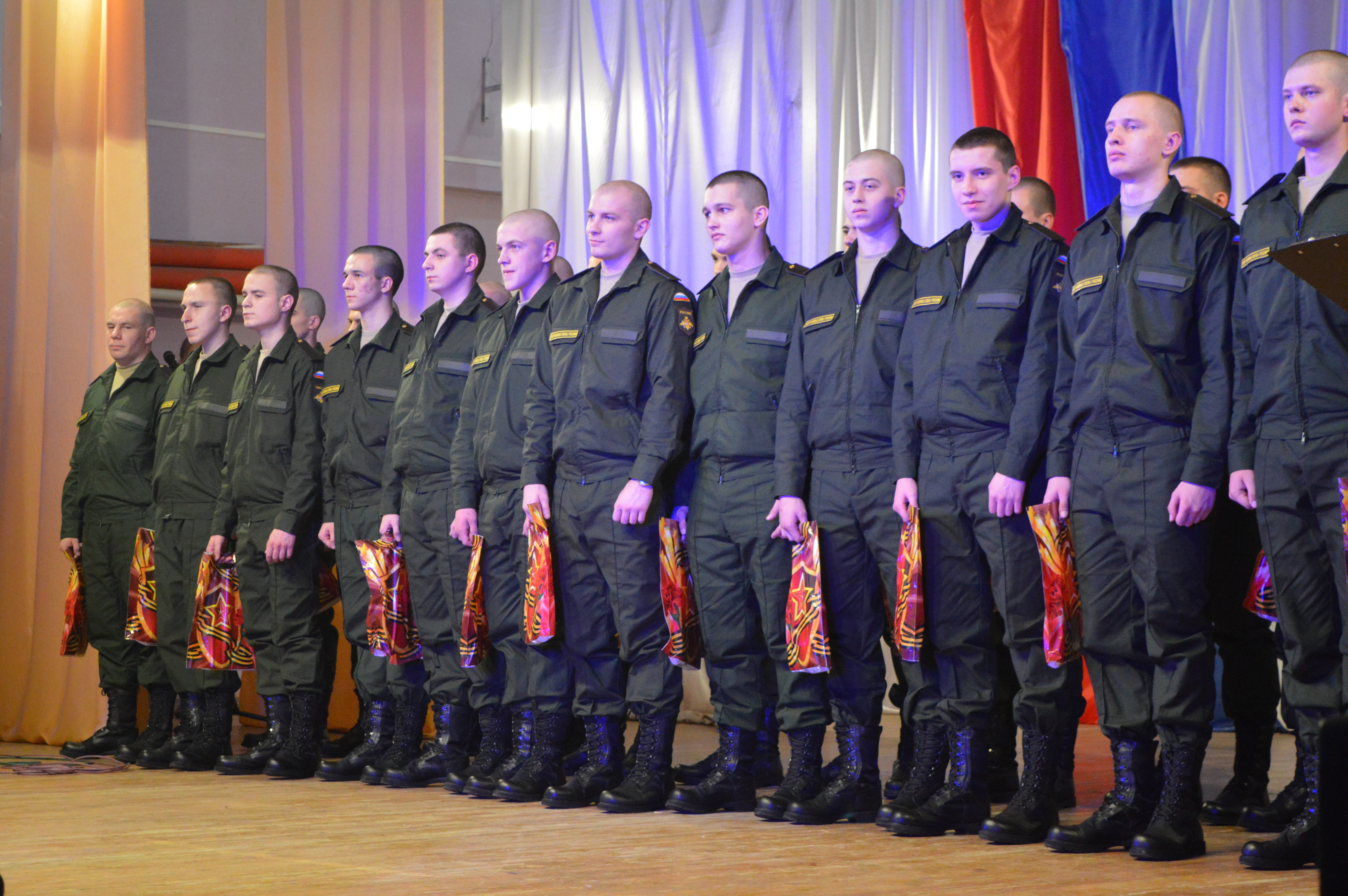 В областном Доме молодежи торжественно проводили призывников на службу в ряды Вооруженных сил Российской Армии