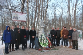 Областной Дом молодежи провел акцию по возложению цветов на братские захоронения и заброшенные могилы советских воинов