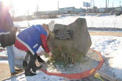 Активисты регионального штаба привели в порядок памятный знак воинов Новгородской области, погибшим в локальных конфликтах