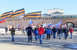 Сегодня в Великом Новгороде в рамках мероприятий, приуроченных ко Дню воссоединения Крыма с Россией, состоялись автопробег и тематический флешмоб